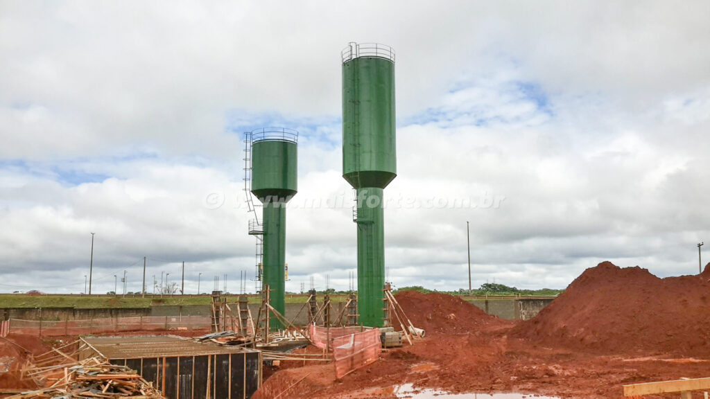 caixa d'água, tipo taça, coluna seca, verde, instalada em obra no CEASA de Brasilia - DF